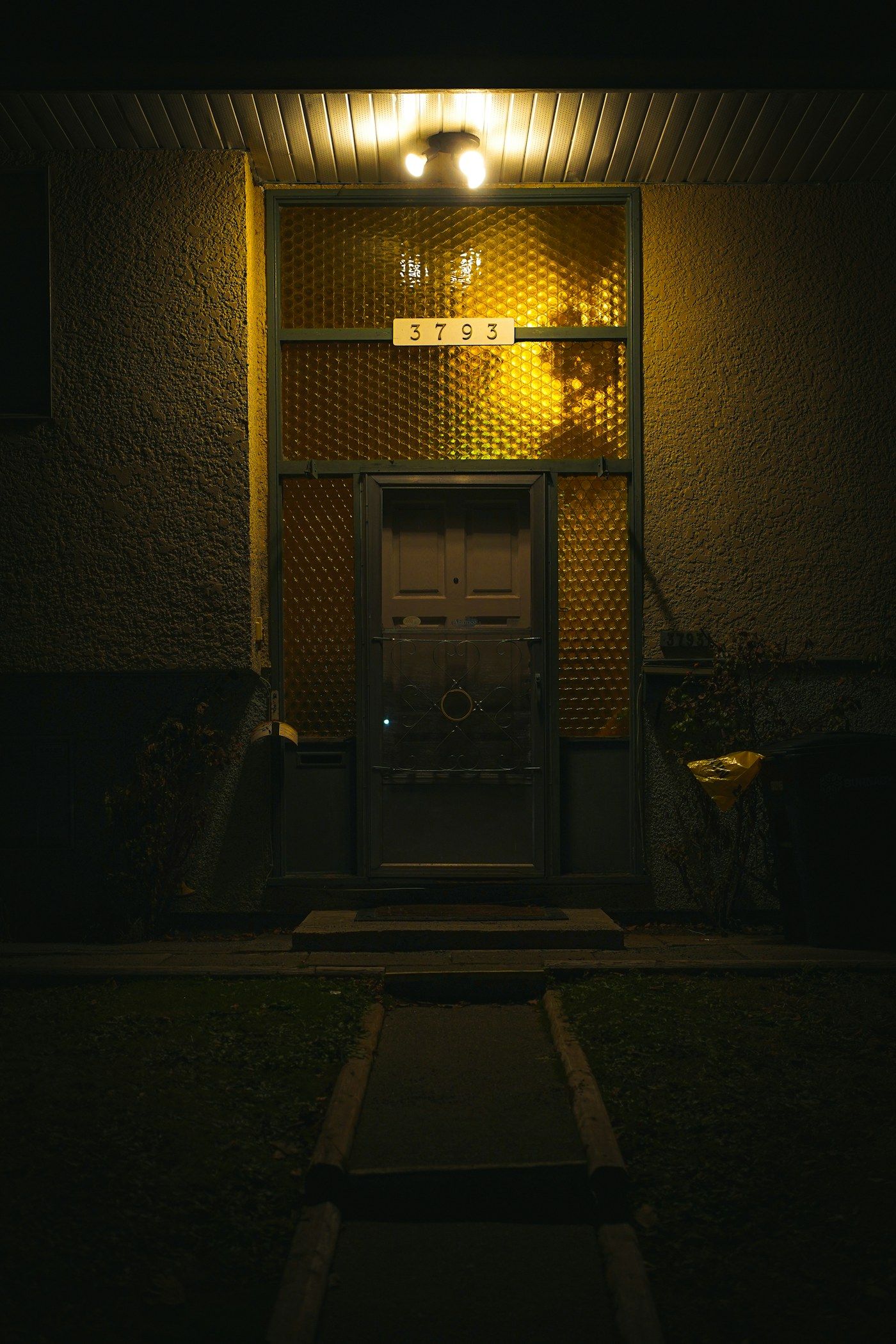 Puerta de una casa iluminada durante la noche
